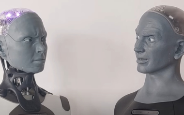 Ameca và Azi: Hai robot hình người 'tiên tiến nhất thế giới' có thể tự trò chuyện và thể hiện biểu cảm với nhau