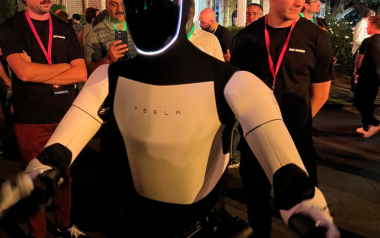 Video: Robot Optimus tương tác với khách đến tham dự sự kiện của Elon Musk