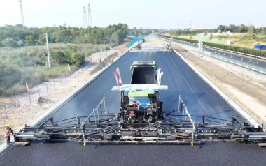 Kinh ngạc công nghệ xây dựng Trung Quốc: trải nhựa đường cao tốc bằng robot tự hành hoàn toàn, không cần người lái