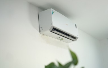 Tại sao bật điều hòa phải để hé cửa?