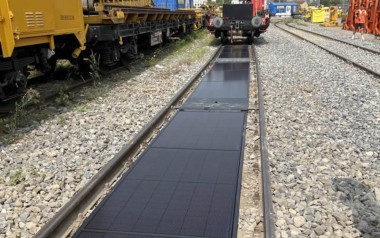 Cận cảnh nhà máy điện mặt trời đầu tiên xây ngay trên đường ray xe lửa